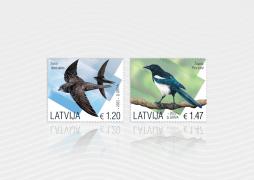 This year’s new stamps in the Latvian Birds series feature the common swift, Bird of the Year 2022, and the Eurasian magpie, a bird of the Corvidae family  