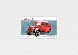 Jaunākā Latvijas autobūves sērijas pastmarka vēsta par ugunsdzēsēju eleganto automobili Ford-Vairogs V8 (81C) 