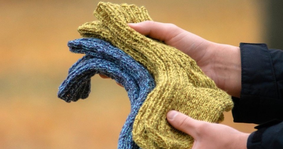 Tavi Latvijas iedzīvotāji šoziem Ukrainas karavīriem ziedojuši vairāk nekā 500 kilogramu adījumu