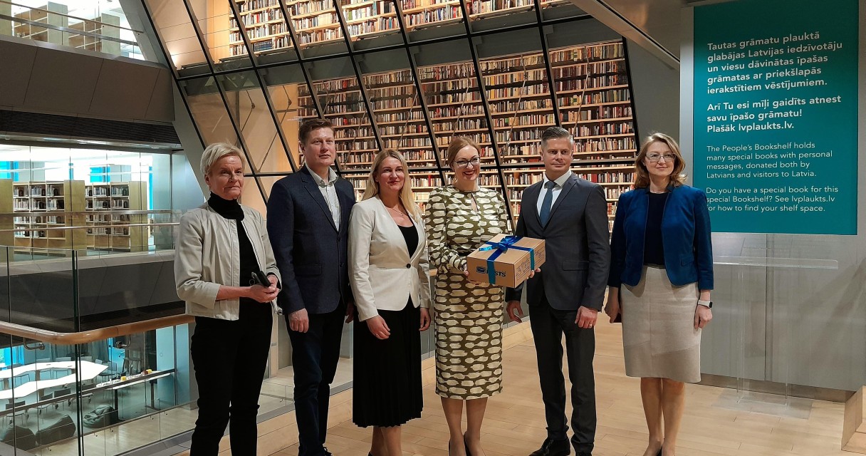 1000012988 "Latvijas Pasts" Latvijas Nacionālajai bibliotēkai dāvā visas, kopš 1991. gada, izdotās pastmarkas