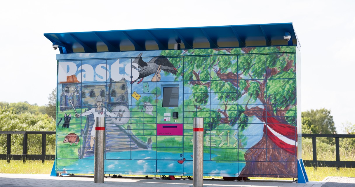 Cēsis-4 “Latvijas Pasts” kopā ar mazajiem cēsiniekiem pilsētai dāvina mākslas pakomātu