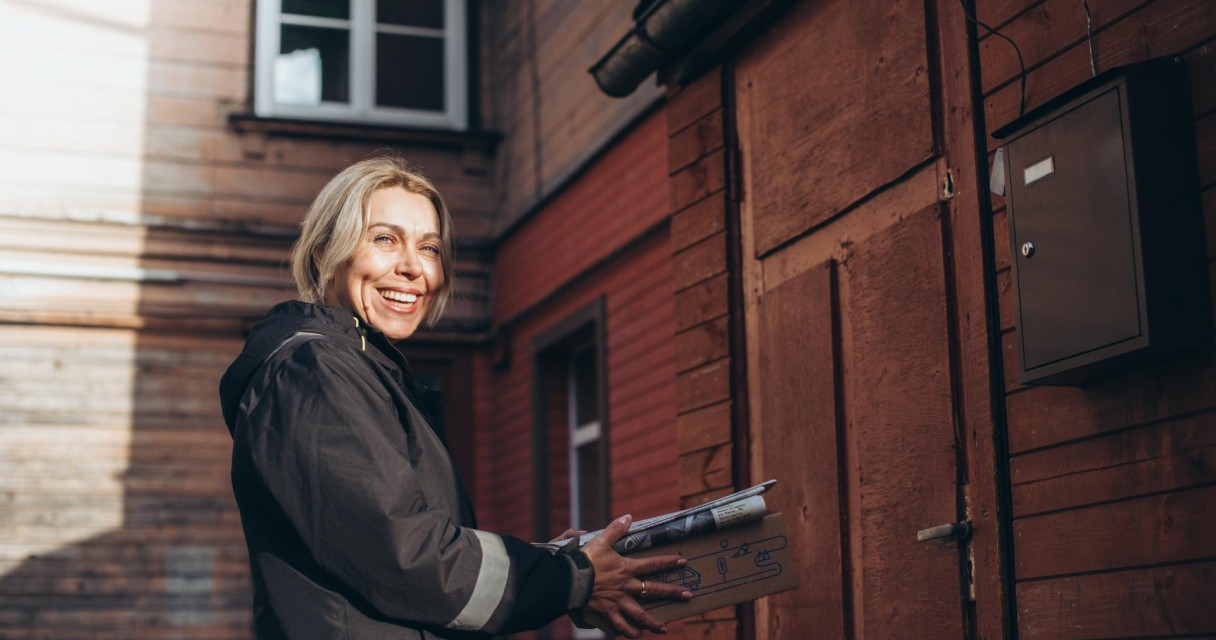 Pastniece_smaida Grobiņas un Pāvilostas iedzīvotāji pasta pakalpojumus saņems savā dzīvesvietā pēc pieprasījuma