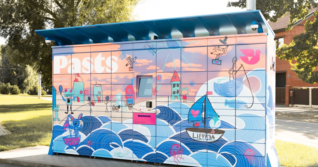 05.09.2025-21 Liepājā atklāts unikāla dizaina pakomāts