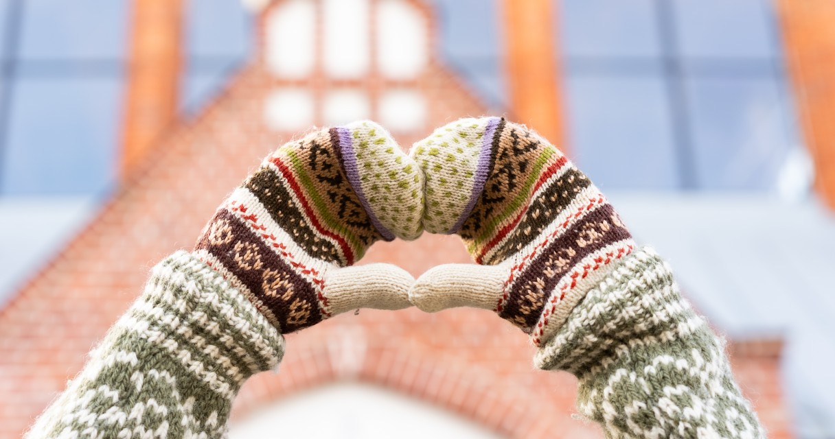 "Tavi draugi" un "Latvijas Pasts" uzsāk adījumu akciju Ukrainas karavīru atbalstam