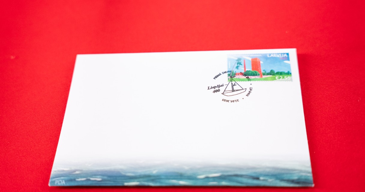 Liepaja-61 "Latvijas Pasts" Liepājai dzimšanas dienā dāvina pastmarku