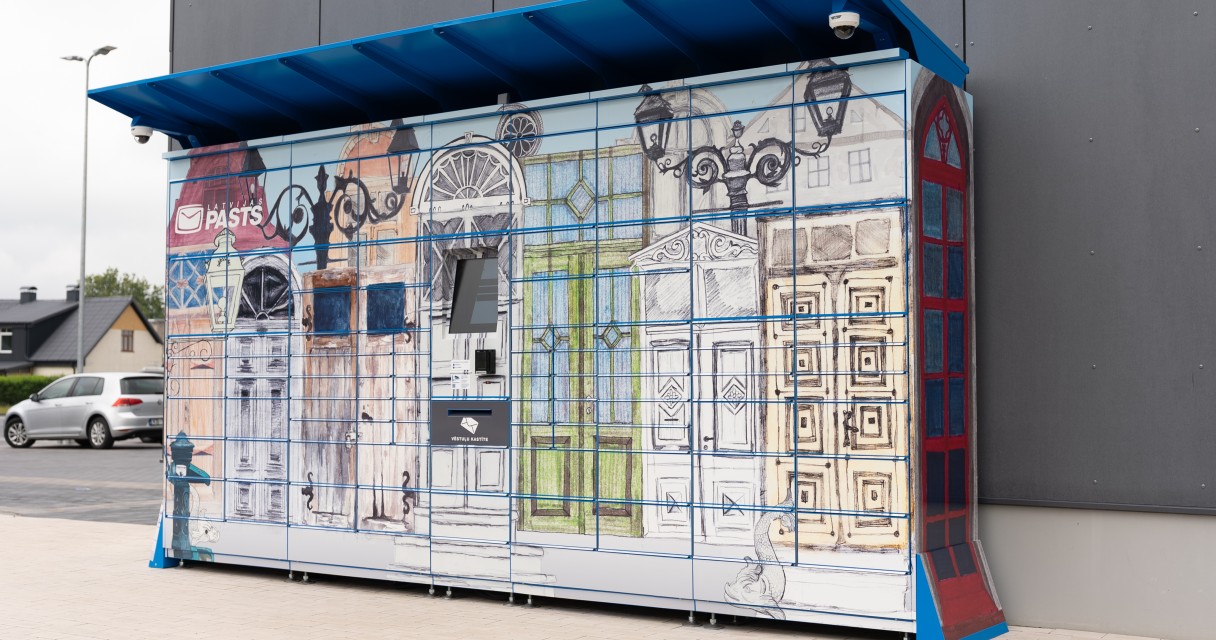 JaunaisPakomāts-34 "Latvijas Pasts" Kuldīgā atklāj individuālā dizaina pakomātu