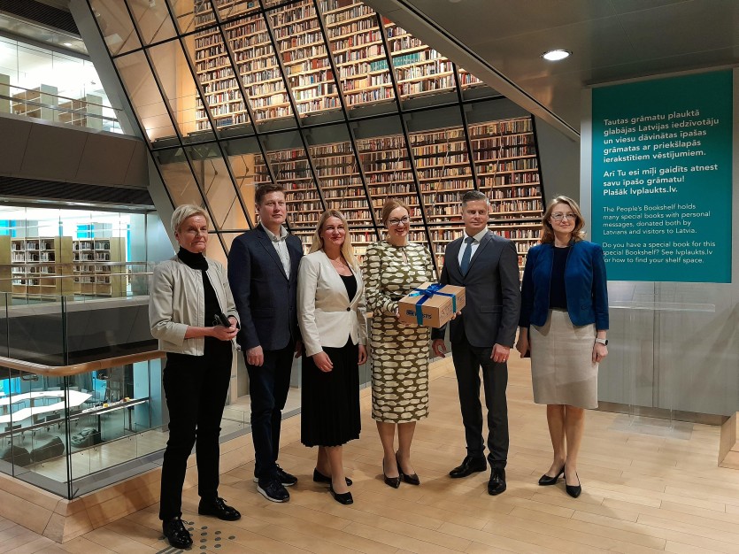 1000012988 "Latvijas Pasts" Latvijas Nacionālajai bibliotēkai dāvā visas, kopš 1991. gada, izdotās pastmarkas