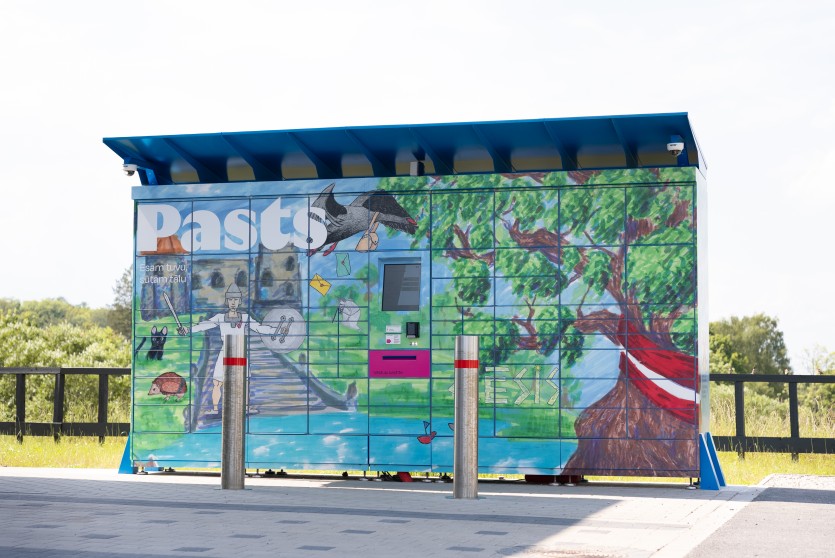 Cēsis-4 “Latvijas Pasts” kopā ar mazajiem cēsiniekiem pilsētai dāvina mākslas pakomātu