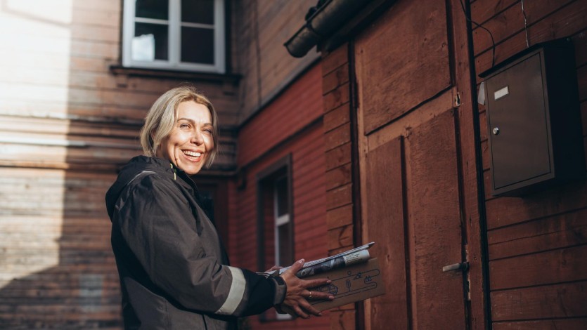 Pastniece_smaida Grobiņas un Pāvilostas iedzīvotāji pasta pakalpojumus saņems savā dzīvesvietā pēc pieprasījuma