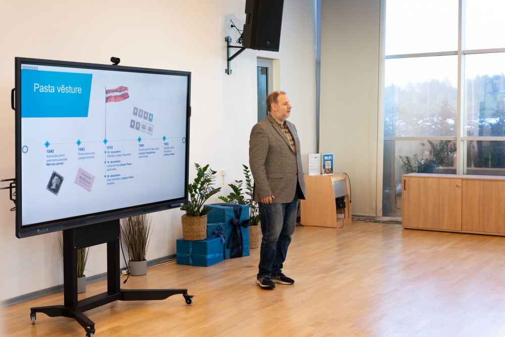 09.10.2025-21 pastkartītes rokās