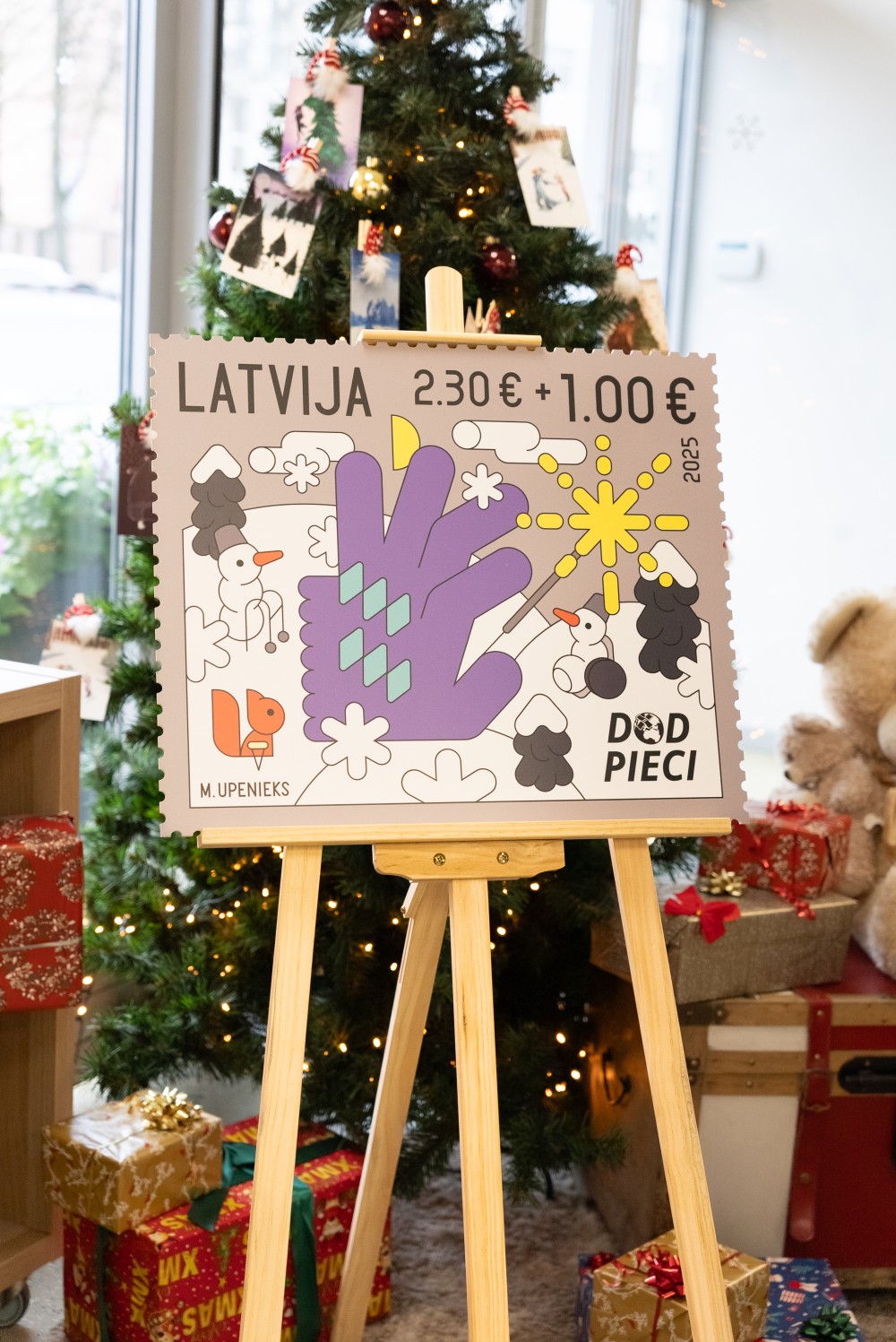 21.11.2025-12 roka tur jauno pastmarku sloksnes uz eglītes fona