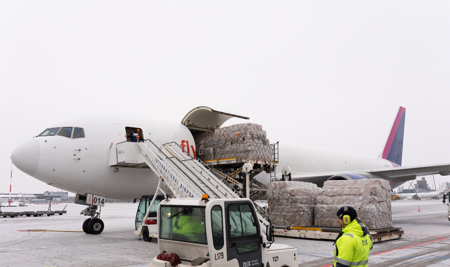 lidma&scaron;īna ar kravu priek&scaron;plānā