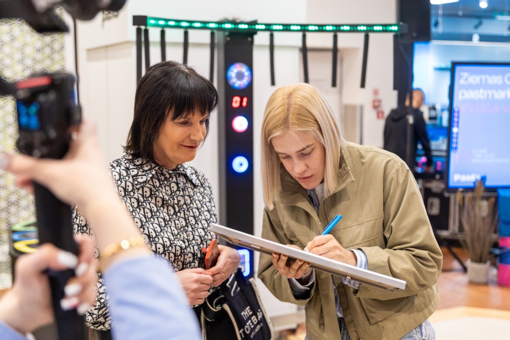 Olimpiskā pastmarka-64 uz molbertiem izvietotas jaunās trīs pastmarkas