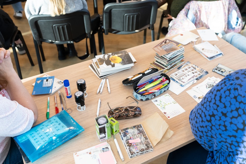 09.10.2025-20 pastkartītes rokās