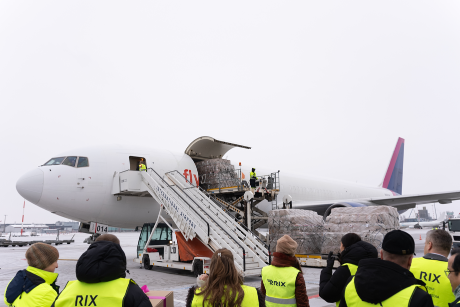 lidma&scaron;īna ar kravu priek&scaron;plānā