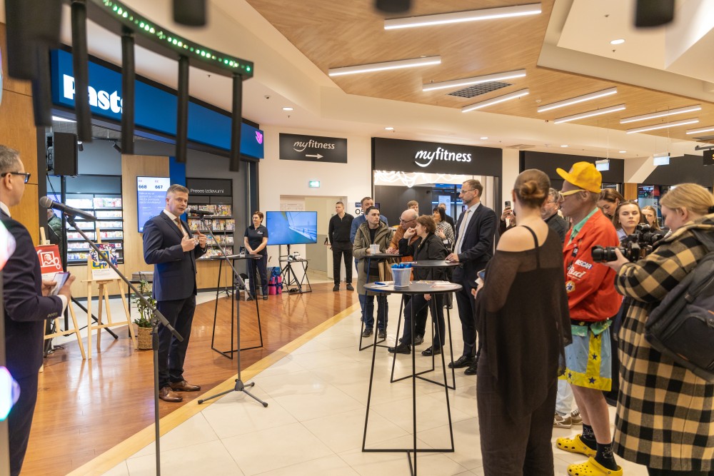 Olimpiskā pastmarka-130 uz molbertiem izvietotas jaunās trīs pastmarkas