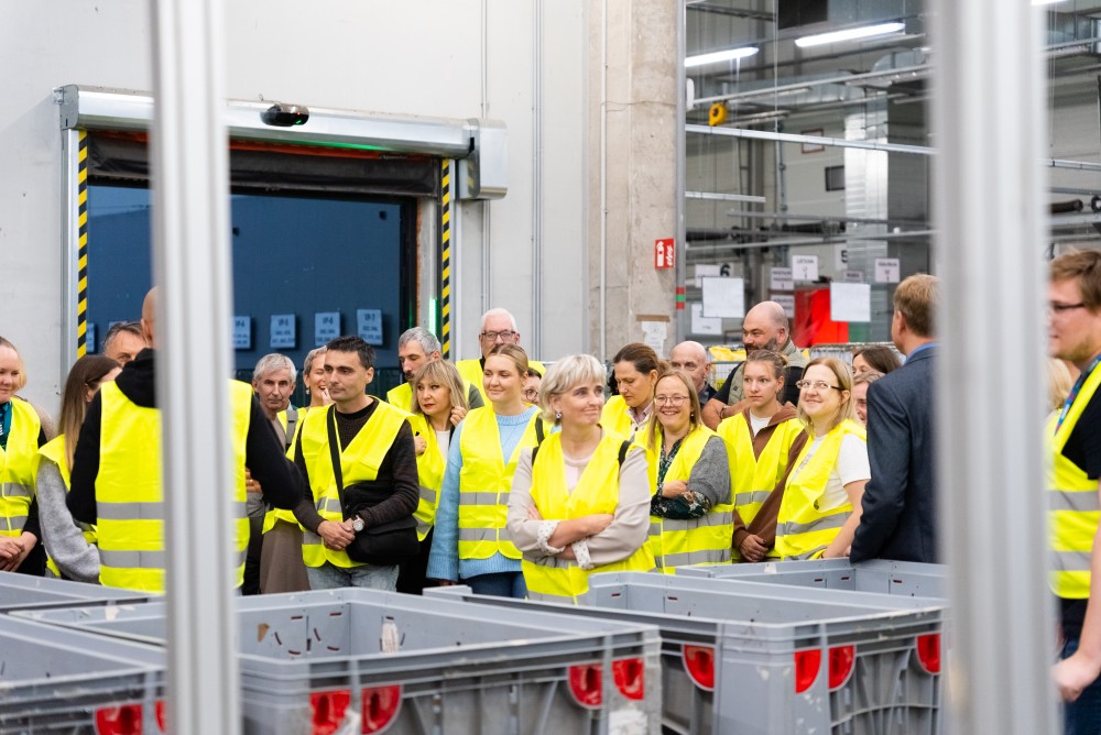 09.10.2025-22 pastkartītes rokās