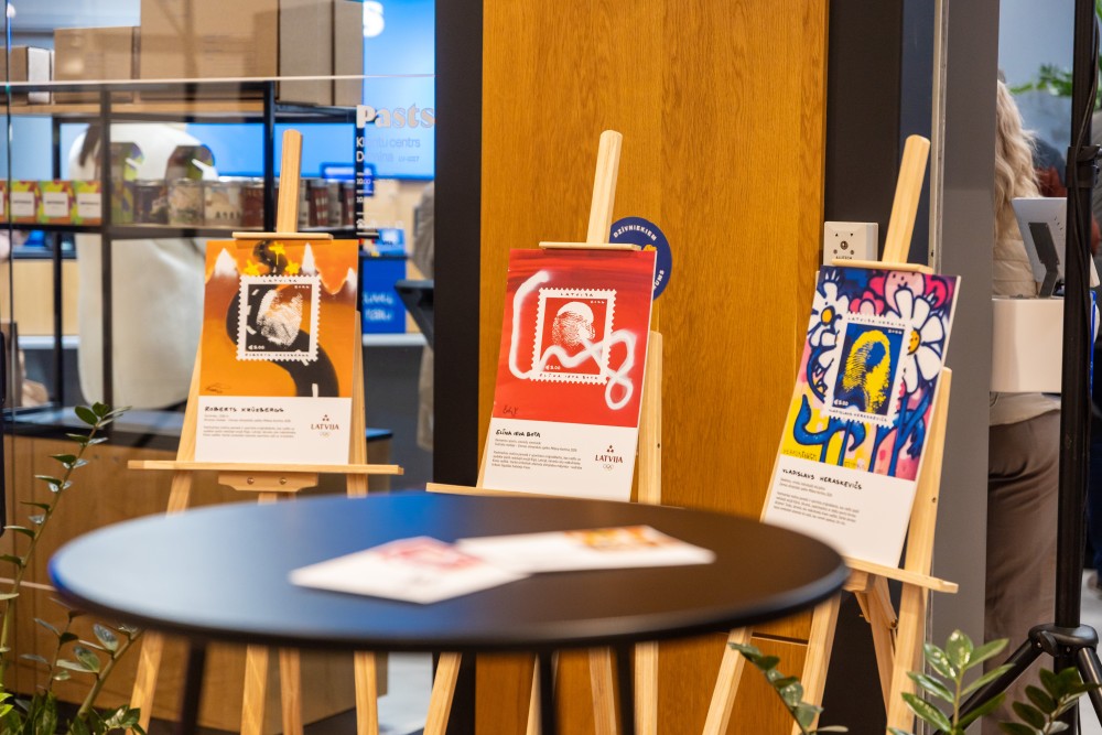 uz molbertiem izvietotas jaunās trīs pastmarkas