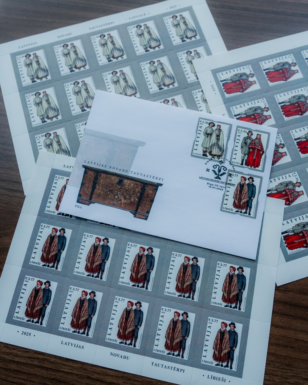 LP gadu sāk, godinot novadu tautastērpu unikalitāti pastmarkās_08012025 kopbilde ar pasākuma dalībniekiem