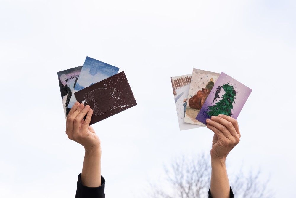 roka tur jauno pastmarku sloksnes uz eglītes fona