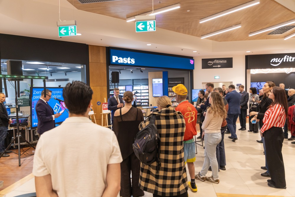 uz molbertiem izvietotas jaunās trīs pastmarkas