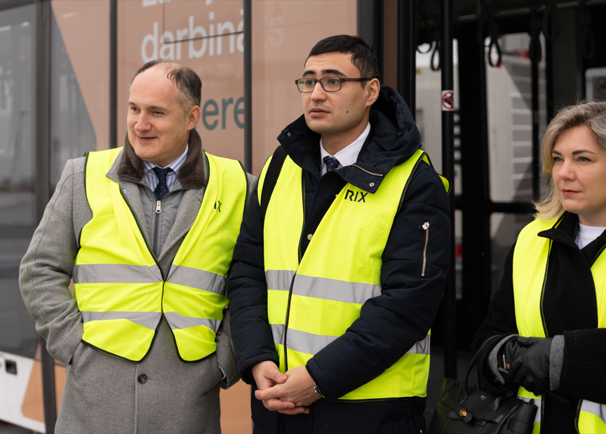 lidma&scaron;īna ar kravu priek&scaron;plānā