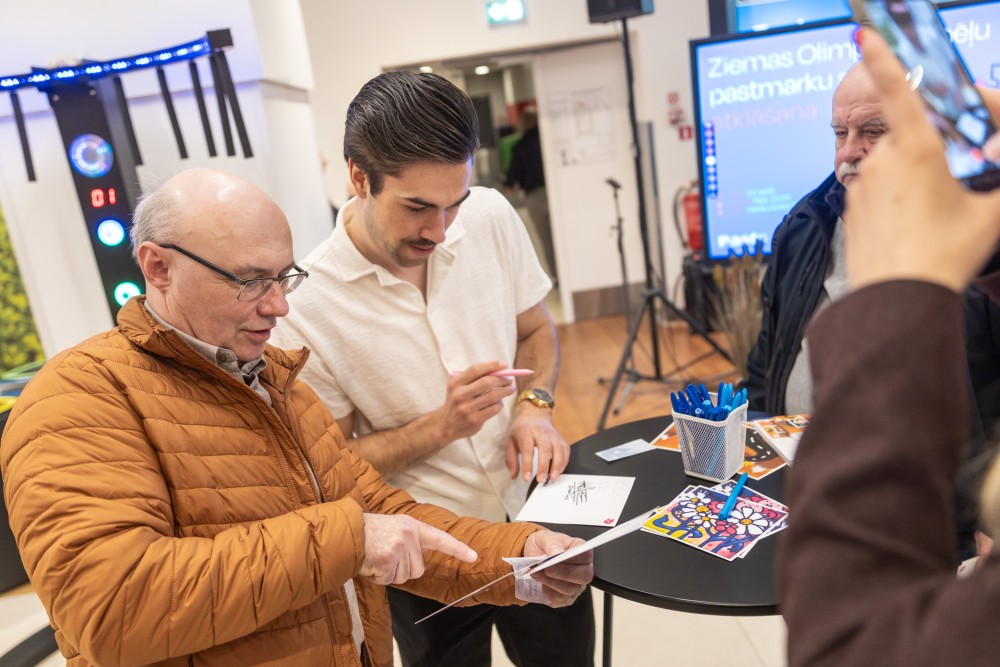 Olimpiskā pastmarka-157 uz molbertiem izvietotas jaunās trīs pastmarkas
