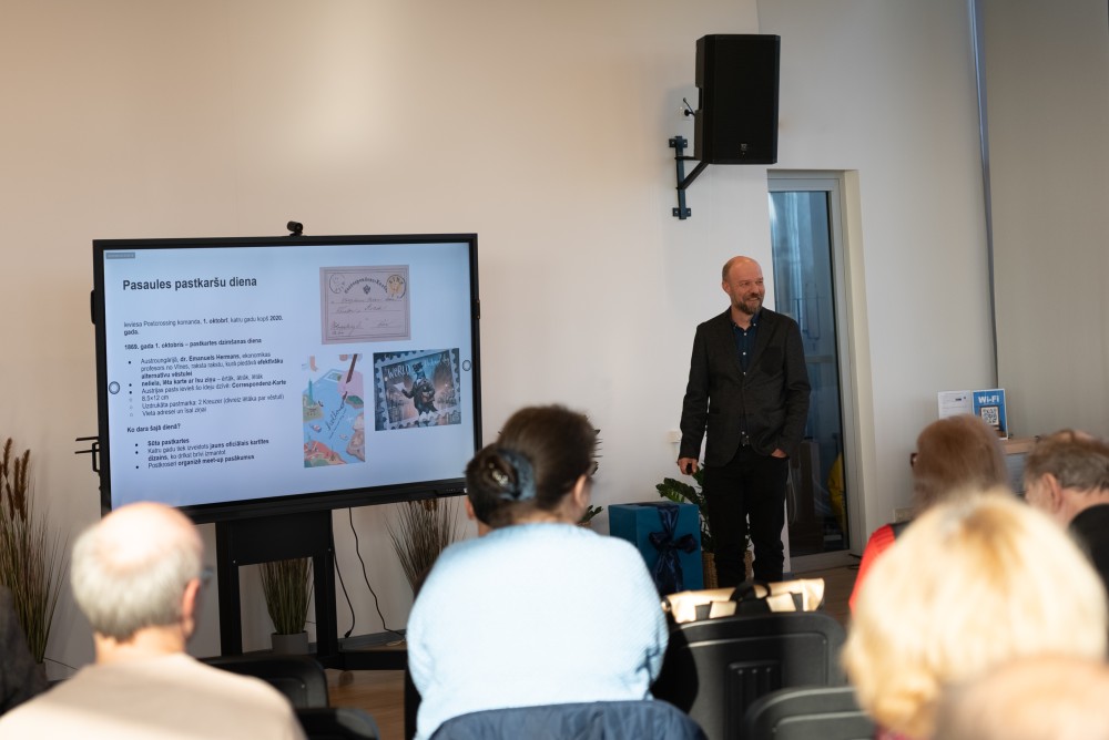 pastkartītes rokās