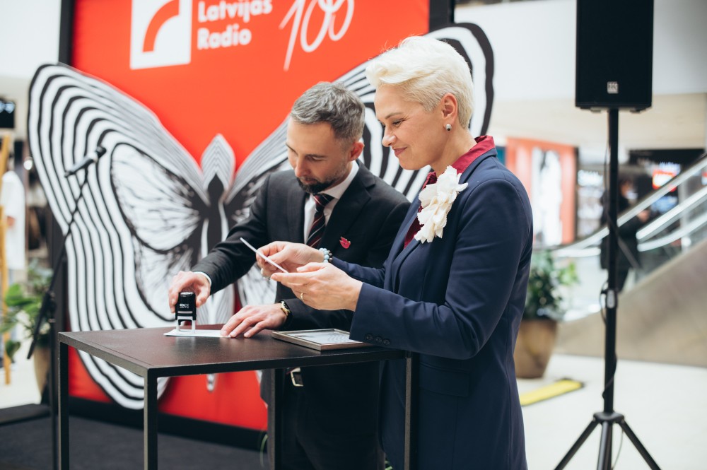 Latvijas_Radio_100_Pastmarka-34 trīs pastmarkas - jaunās, ar tauriņa attēlu, uz neitrāla fona