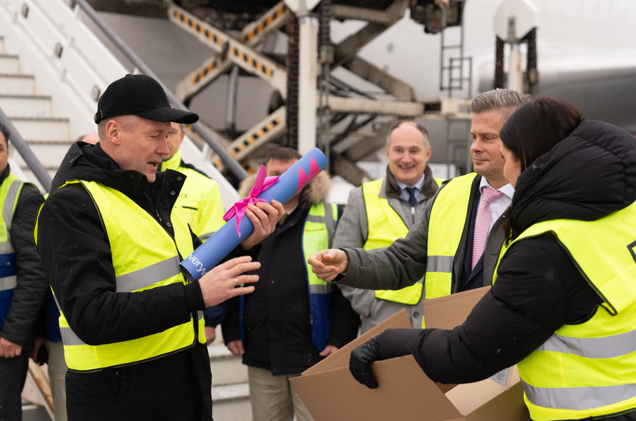 Pasts attīsta ekomercijas pakalpojumu eksportu_7 lidmašīna ar kravu priekšplānā