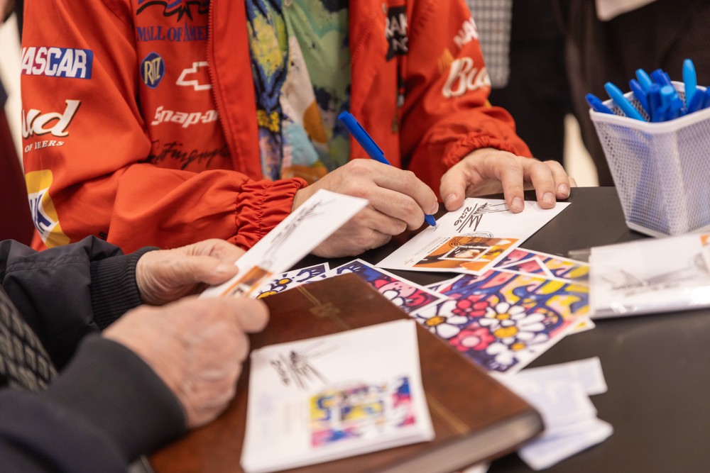 Olimpiskā pastmarka-179 uz molbertiem izvietotas jaunās trīs pastmarkas