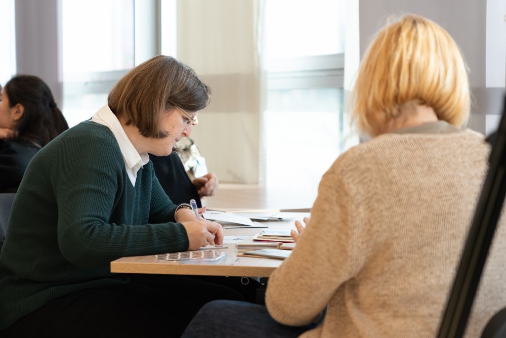 pastkartītes rokās