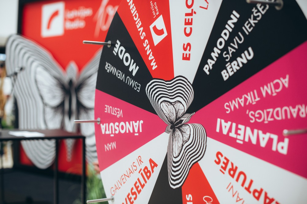 trīs pastmarkas - jaunās, ar tauriņa attēlu, uz neitrāla fona