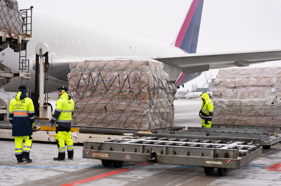 lidma&scaron;īna ar kravu priek&scaron;plānā