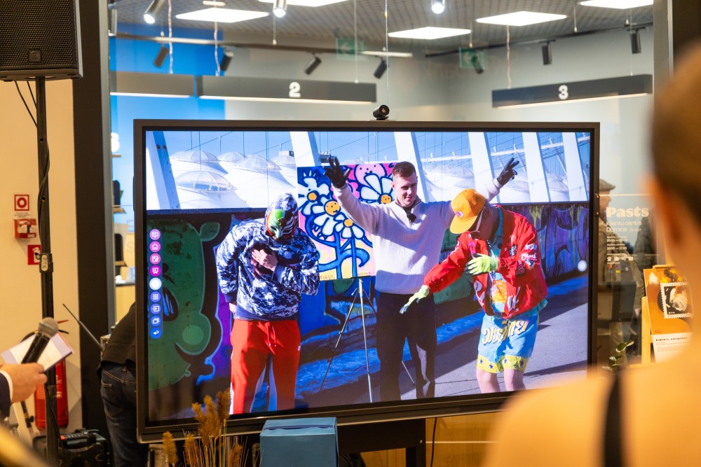 Olimpiskā pastmarka-37 uz molbertiem izvietotas jaunās trīs pastmarkas