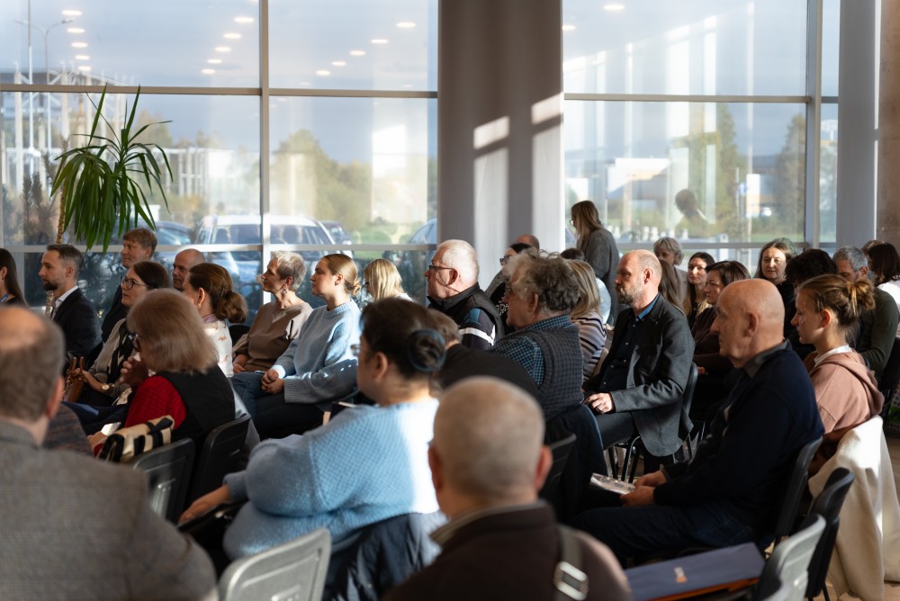 09.10.2025-11 pastkartītes rokās