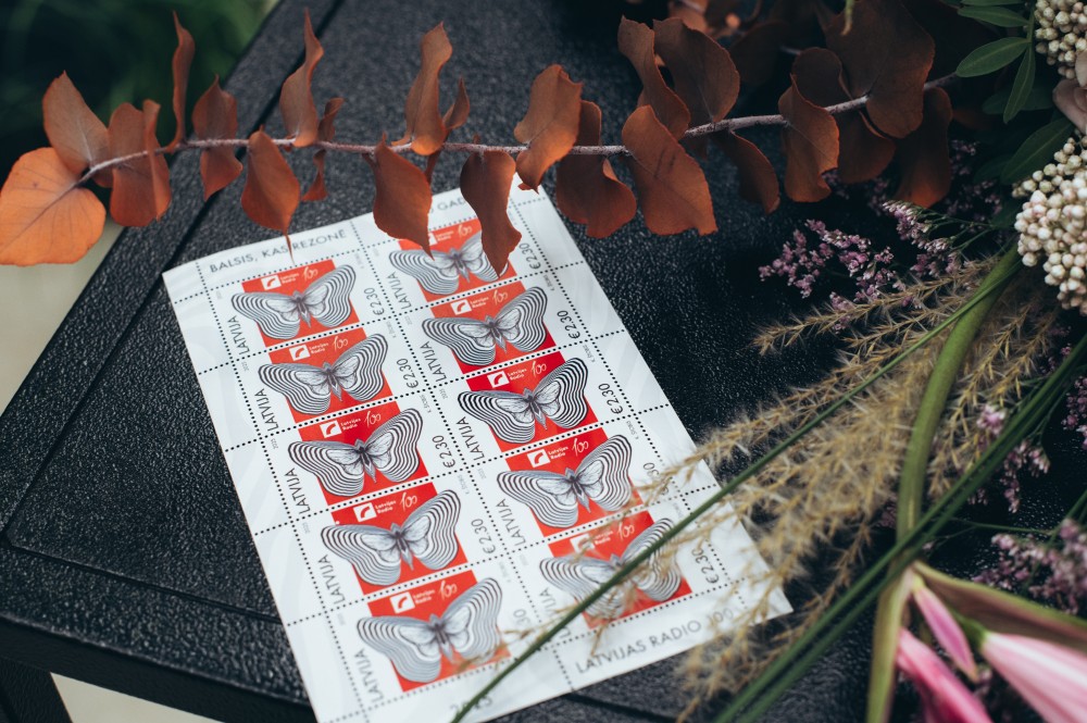 trīs pastmarkas - jaunās, ar tauriņa attēlu, uz neitrāla fona