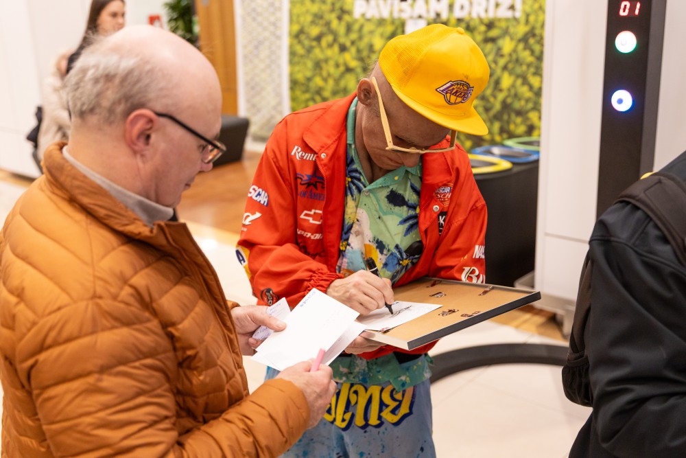 Olimpiskā pastmarka-73 uz molbertiem izvietotas jaunās trīs pastmarkas