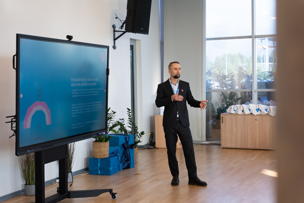 pastkartītes rokās