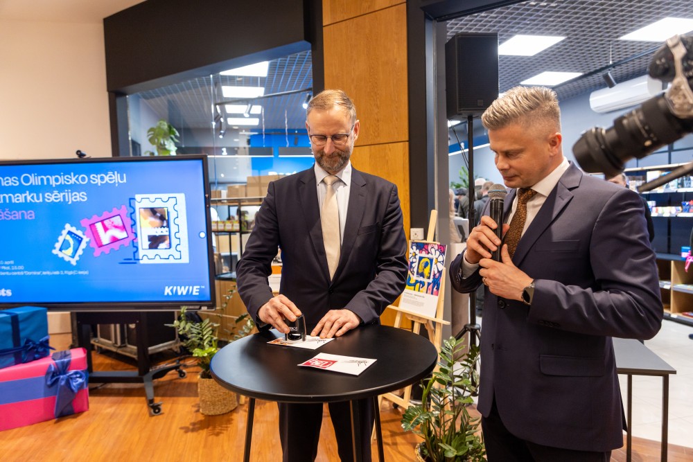 uz molbertiem izvietotas jaunās trīs pastmarkas