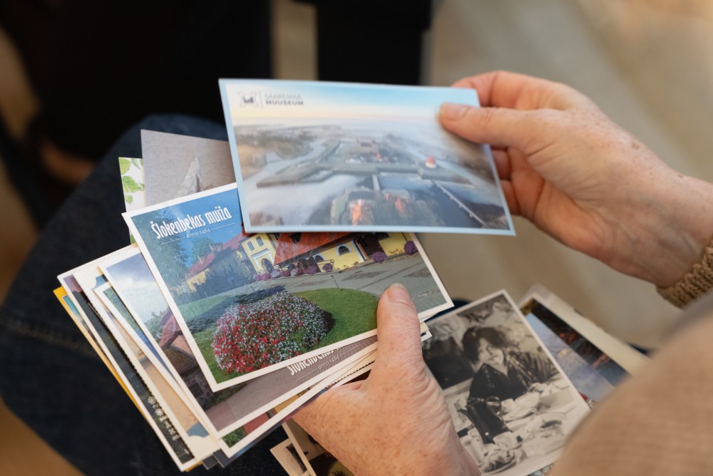 09.10.2025-1 pastkartītes rokās