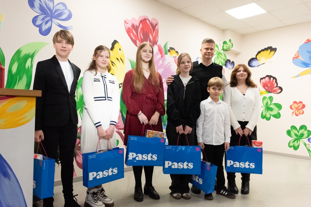 21.11.2025-47 roka tur jauno pastmarku sloksnes uz eglītes fona