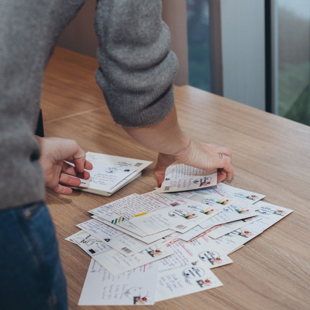 1728549514313 divi vīrieši sēž zāles priekšā