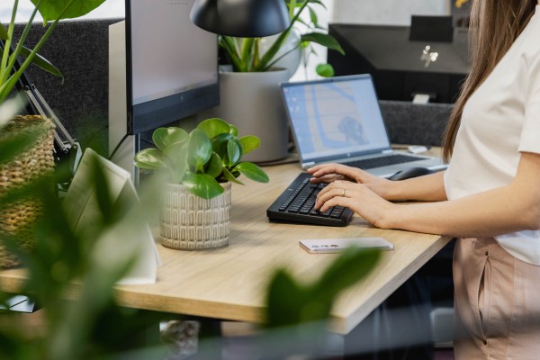 Ofiss_stock-35 Darba galds ar datoru un telefonu