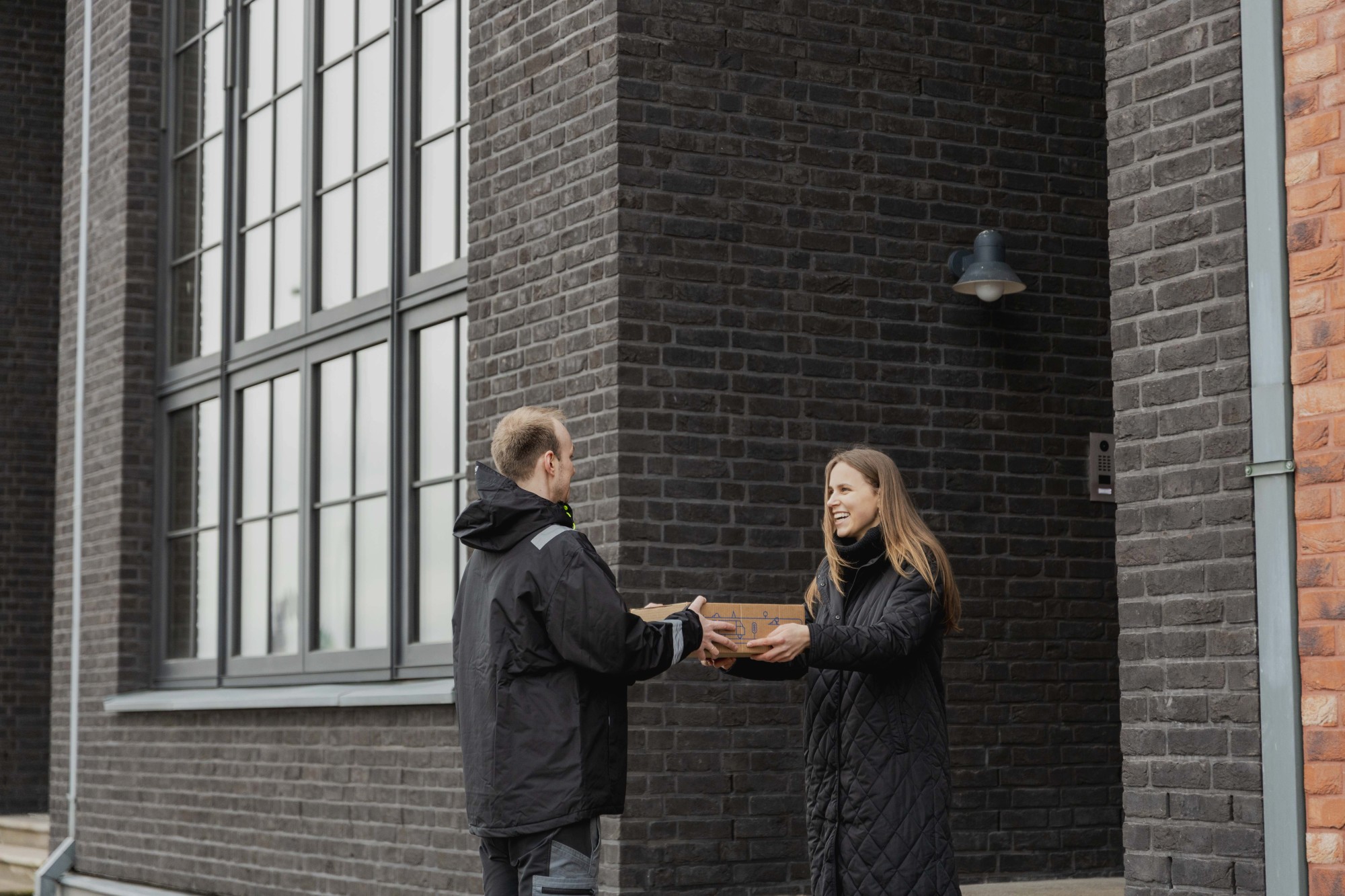 Kurjers_Ķīpsala-57 Kurjers nodod paku