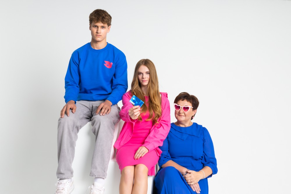 Cilvēki ar maksājumu karti