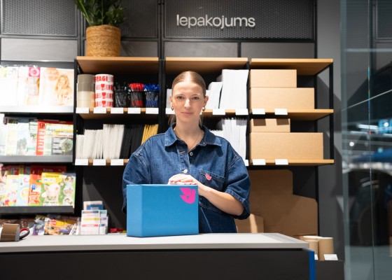 KC-27 Sieviete klientu centrā