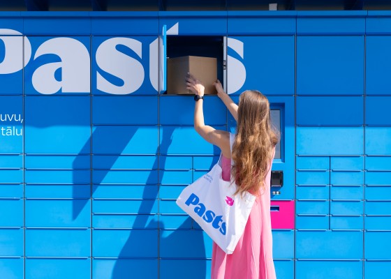 Sieviete pie pakomāta